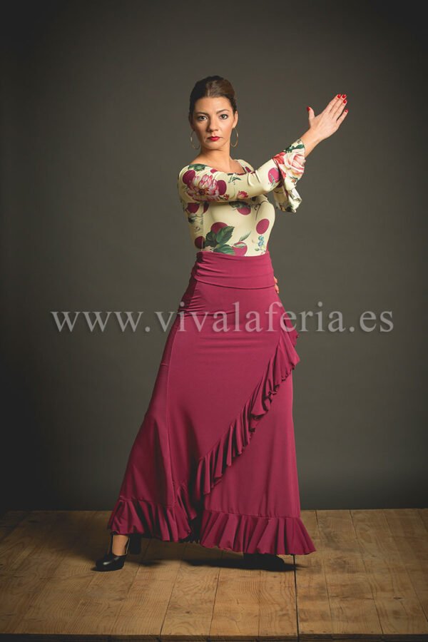 3913bodypozal3908faldavaloria - La falda flamenca modelo Valoria es una falda para bailar flamenco con volantes, confeccionada en punto elástico de talle alto con fajín. La tienes disponible en varios colores.