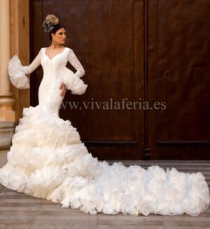 Vestido de novia flamenca con cola Airosa de Guadalupe