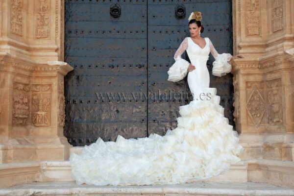 Vestido de novia de gitana modelo fragancia con cola de Guadalupe