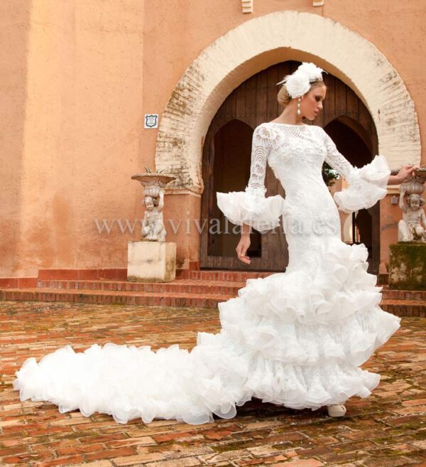 Vestido de flamenca color blanco con cola modelo Princesa de Guadalupe Moda Flamenca