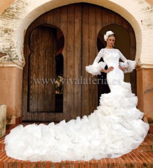 Vestido de novia flamenca con cola de Guadalupe Moda Flamenca
