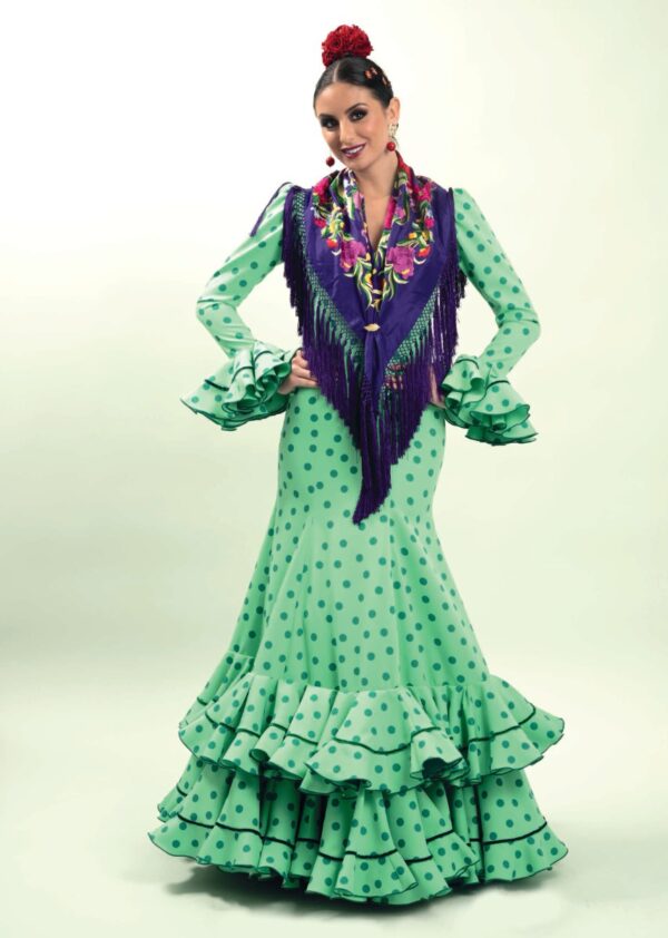 traje de flamenca modelo verdiales de manuela mac as color verde - Vestido de flamenca confeccionado en tejido koshivo verde menta con lunares en tono más oscuro, con posibilidad de hacerlos en otros colores.
